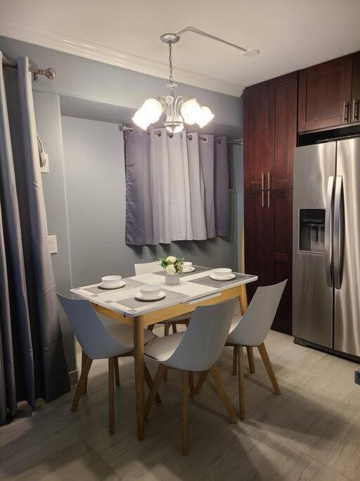 Lovely 2 Bedrooms, 2 Bathrooms, Free 1 Parking At Waikiki Apartment