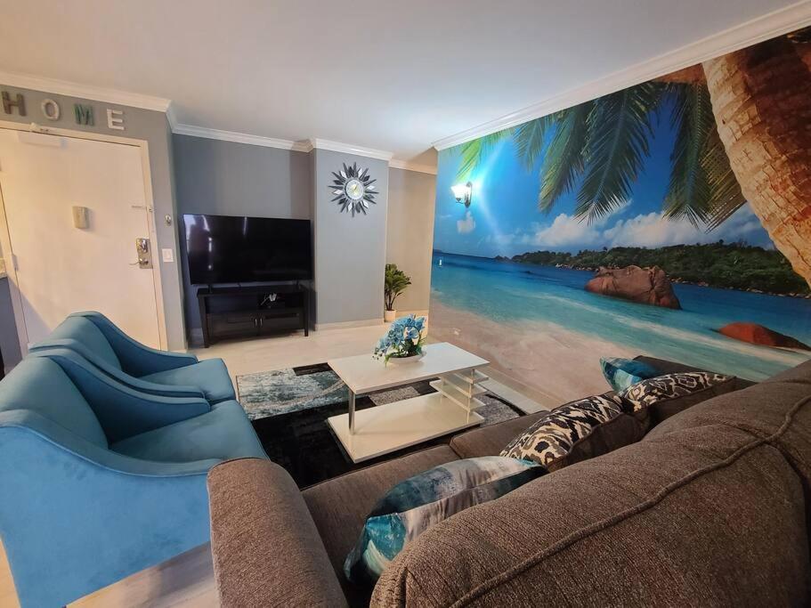 Lovely 2 Bedrooms, 2 Bathrooms, Free 1 Parking At Waikiki