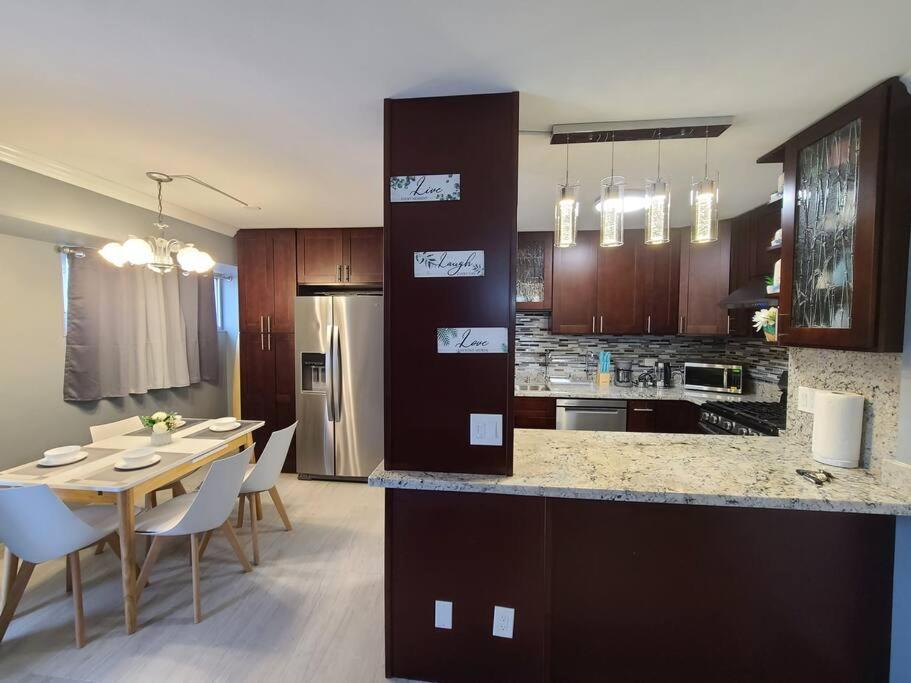 Lovely 2 Bedrooms, 2 Bathrooms, Free 1 Parking At Waikiki