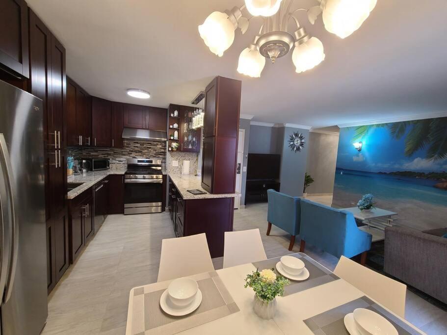 Lovely 2 Bedrooms, 2 Bathrooms, Free 1 Parking At Waikiki