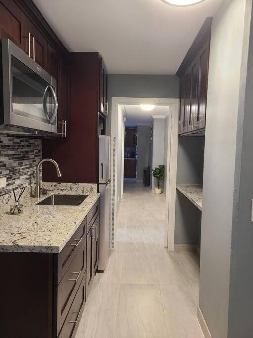 Lovely 2 Bedrooms, 2 Bathrooms, Free 1 Parking At Waikiki Apartment Honolulu