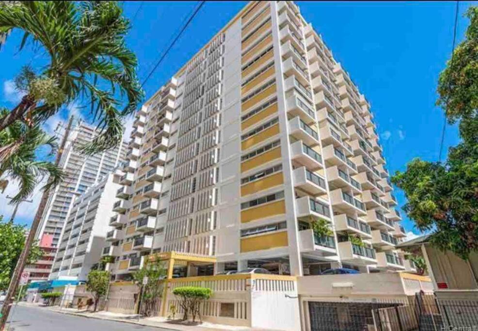 Lovely 2 Bedrooms, 2 Bathrooms, Free 1 Parking At Waikiki