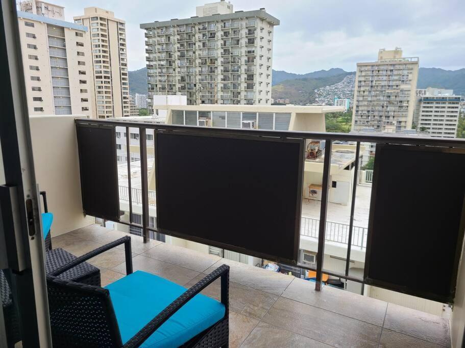 Lovely 2 Bedrooms, 2 Bathrooms, Free 1 Parking At Waikiki Apartment