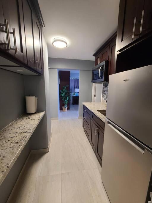 Lovely 2 Bedrooms, 2 Bathrooms, Free 1 Parking At Waikiki Apartment