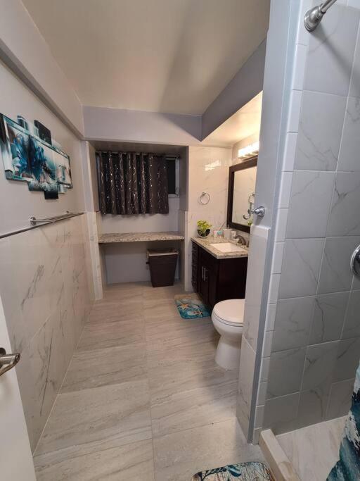 Lovely 2 Bedrooms, 2 Bathrooms, Free 1 Parking At Waikiki