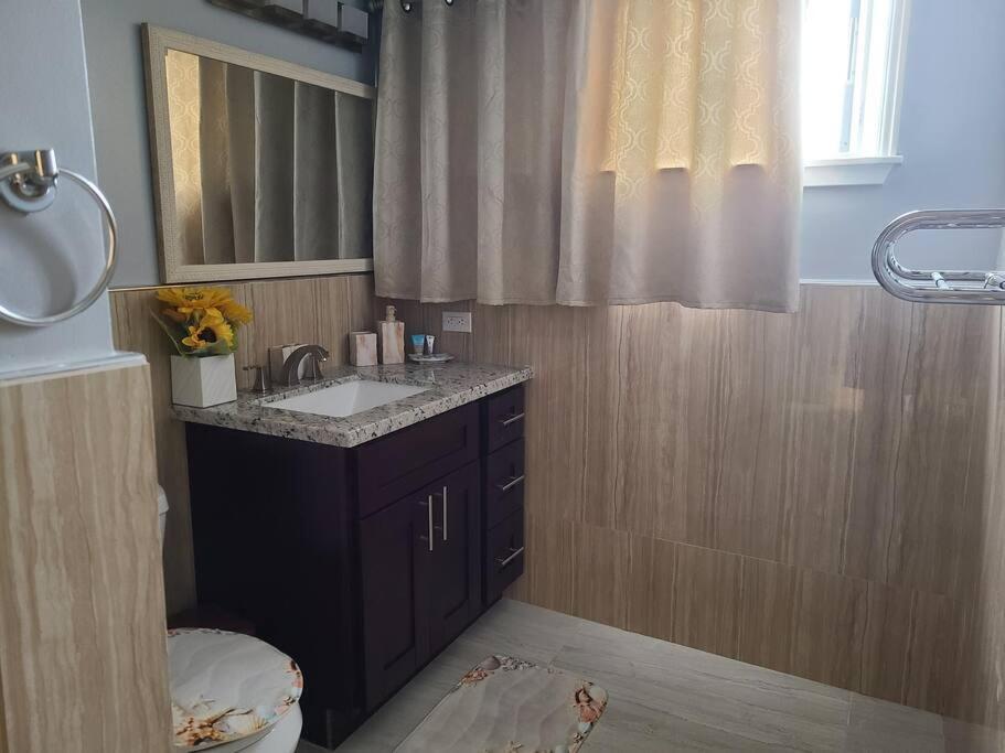 Lovely 2 Bedrooms, 2 Bathrooms, Free 1 Parking At Waikiki Apartment *