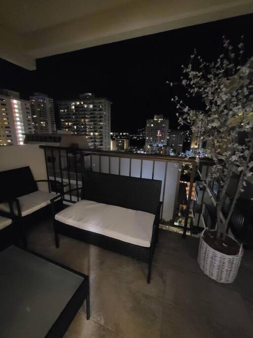 Lovely 2 Bedrooms, 2 Bathrooms, Free 1 Parking At Waikiki