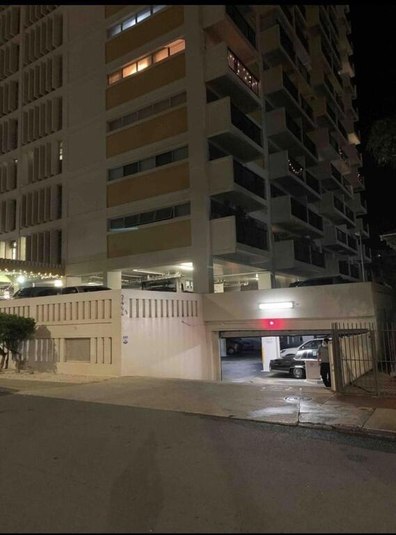 Lovely 2 Bedrooms, 2 Bathrooms, Free 1 Parking At Waikiki Apartment
