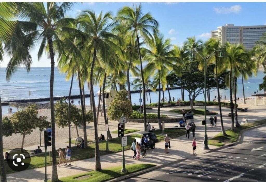 Lovely 2 Bedrooms, 2 Bathrooms, Free 1 Parking At Waikiki *